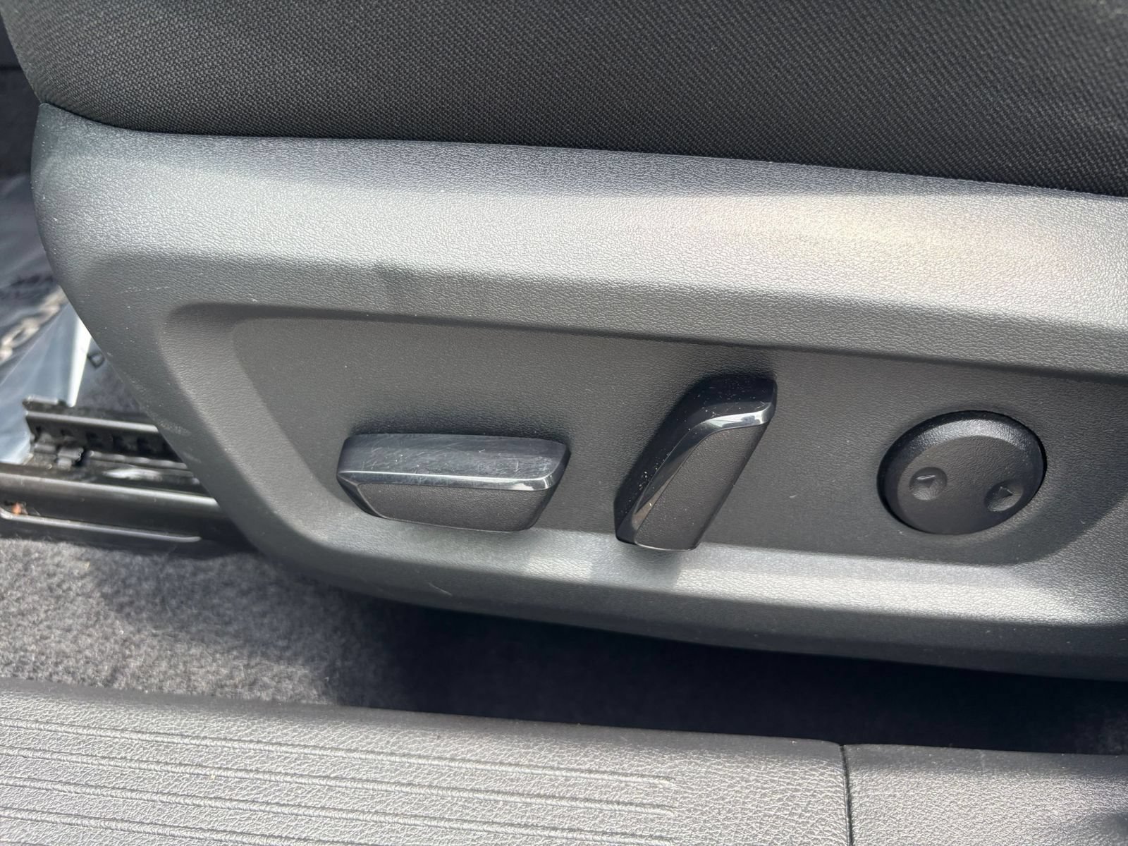 Used 2025 Nissan Rogue SV AWD/4WD image 19