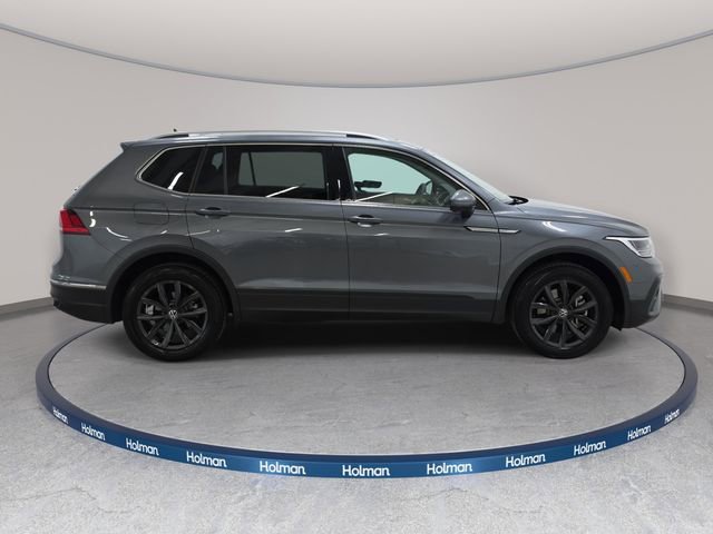 Used 2024 Volkswagen Tiguan SE w/ Panoramic Sunroof Package image 5