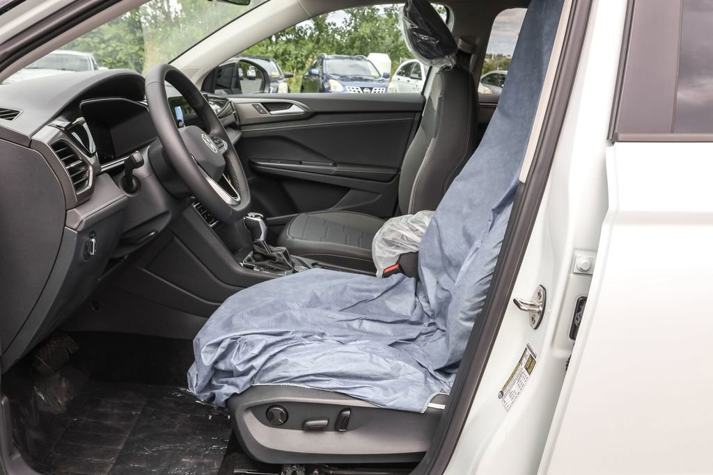 Used 2025 Volkswagen Taos SE image 5