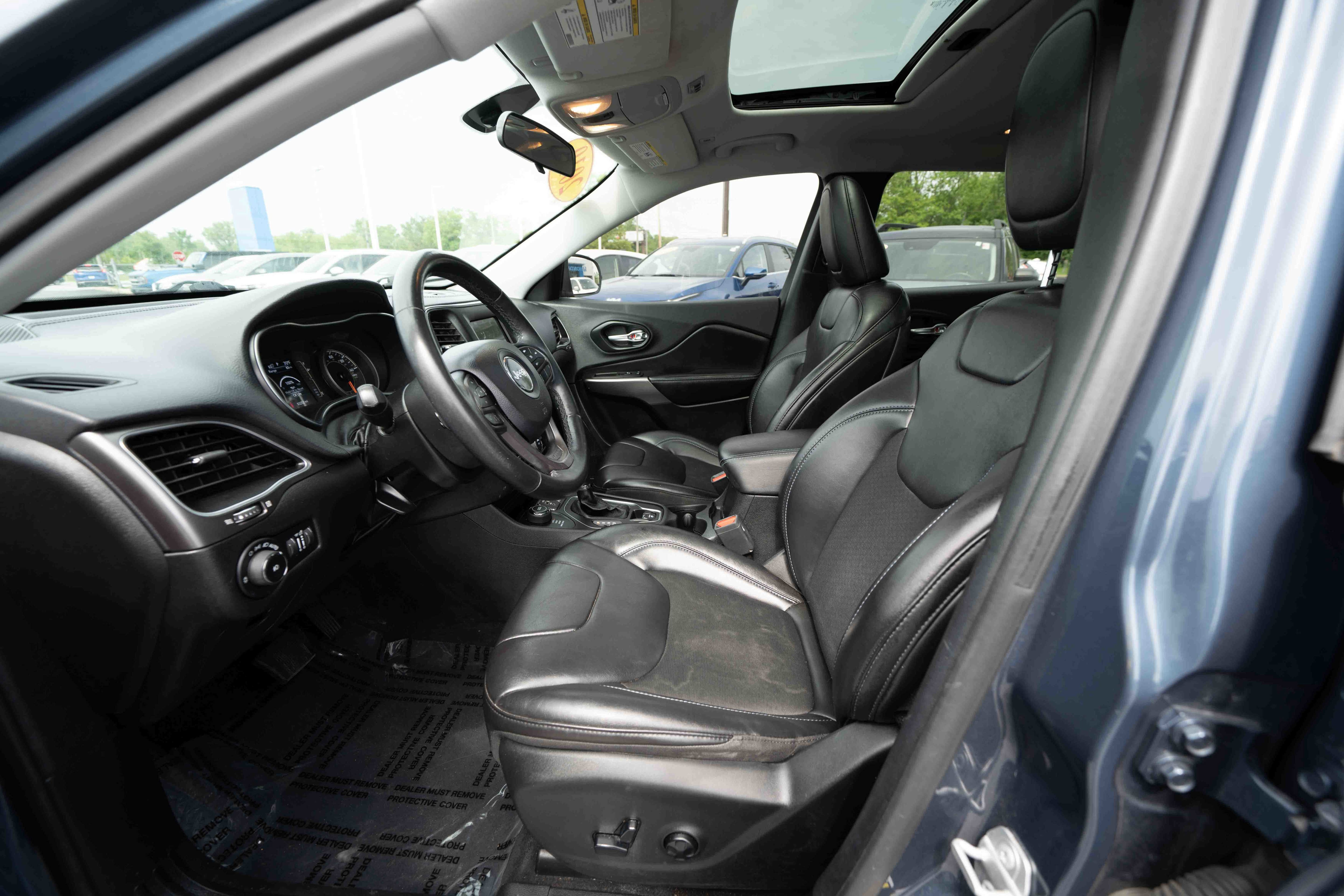 Used 2019 Jeep Cherokee Latitude Plus w/ Cold Weather Group AWD/4WD image 9