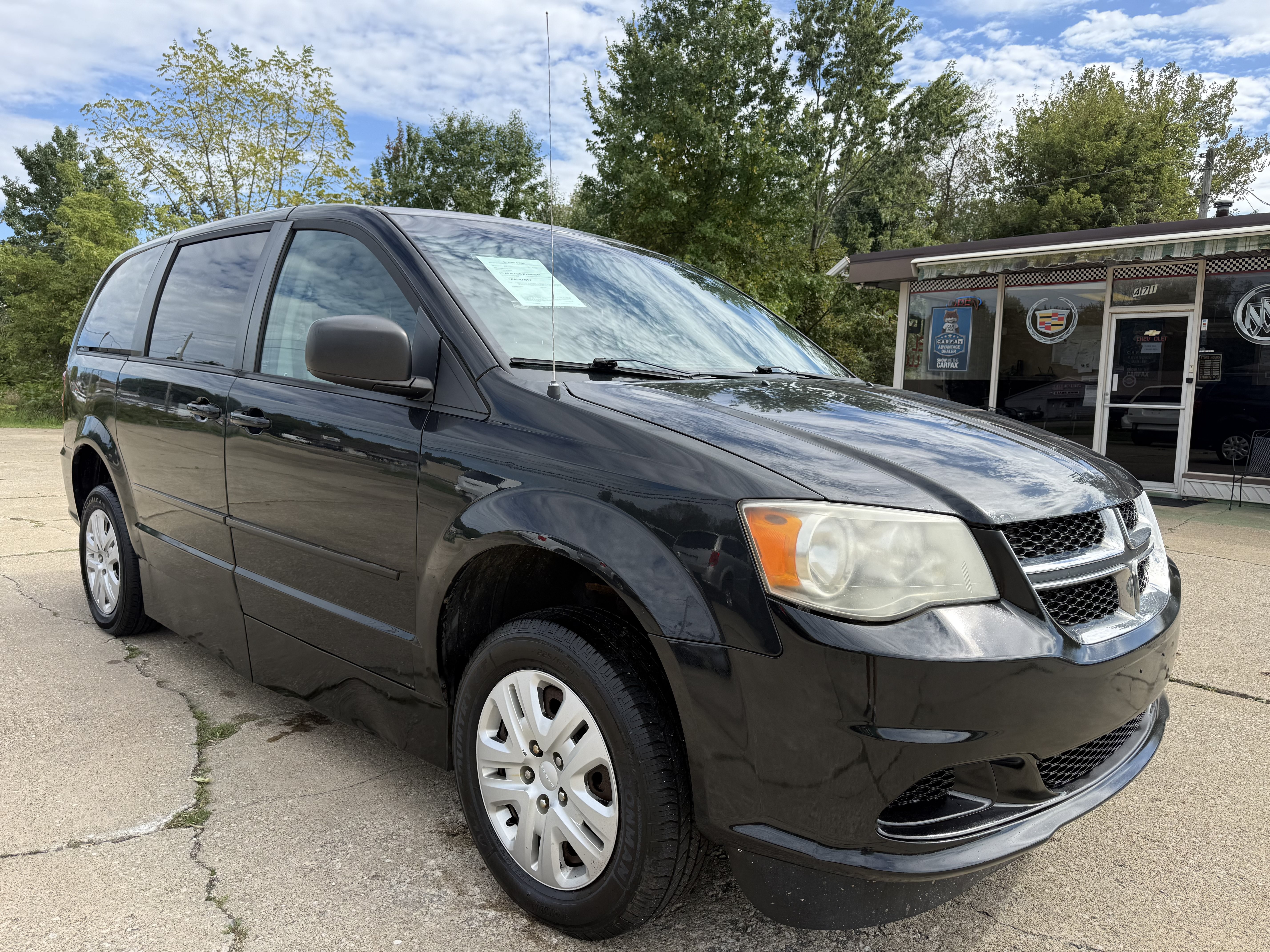 Used 2014 Dodge Grand Caravan SE w/ Quick Order Package 29E SE FWD image 3