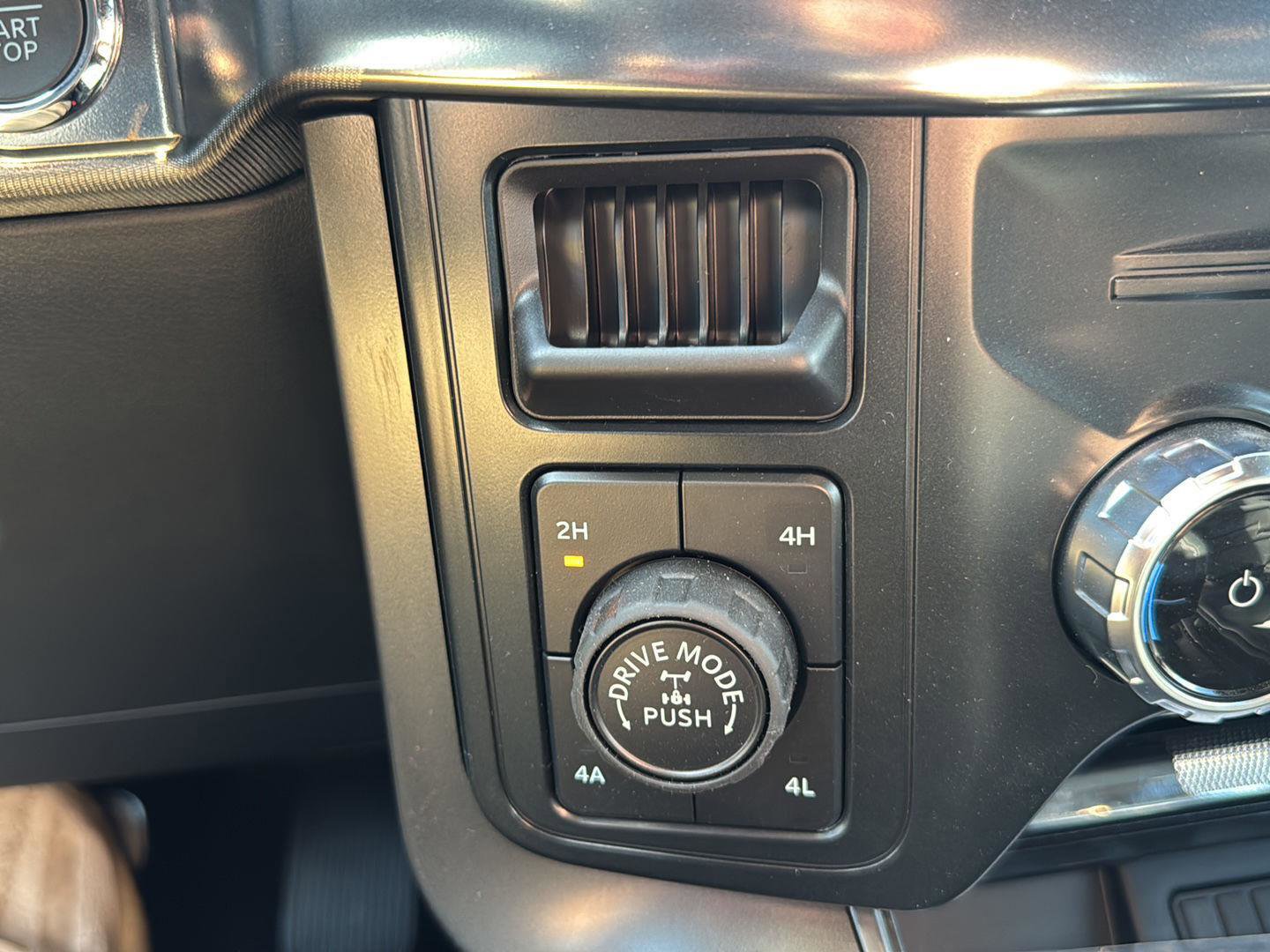 New 2025 Ford F150 Lariat w/ Equipment Group 502A High image 30