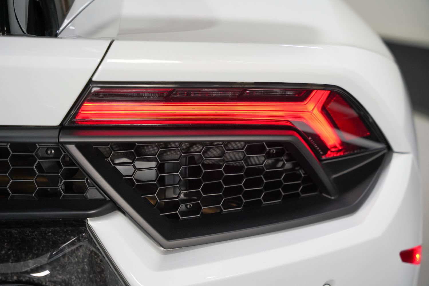 Used 2018 Lamborghini Huracan Performante AWD/4WD image 21