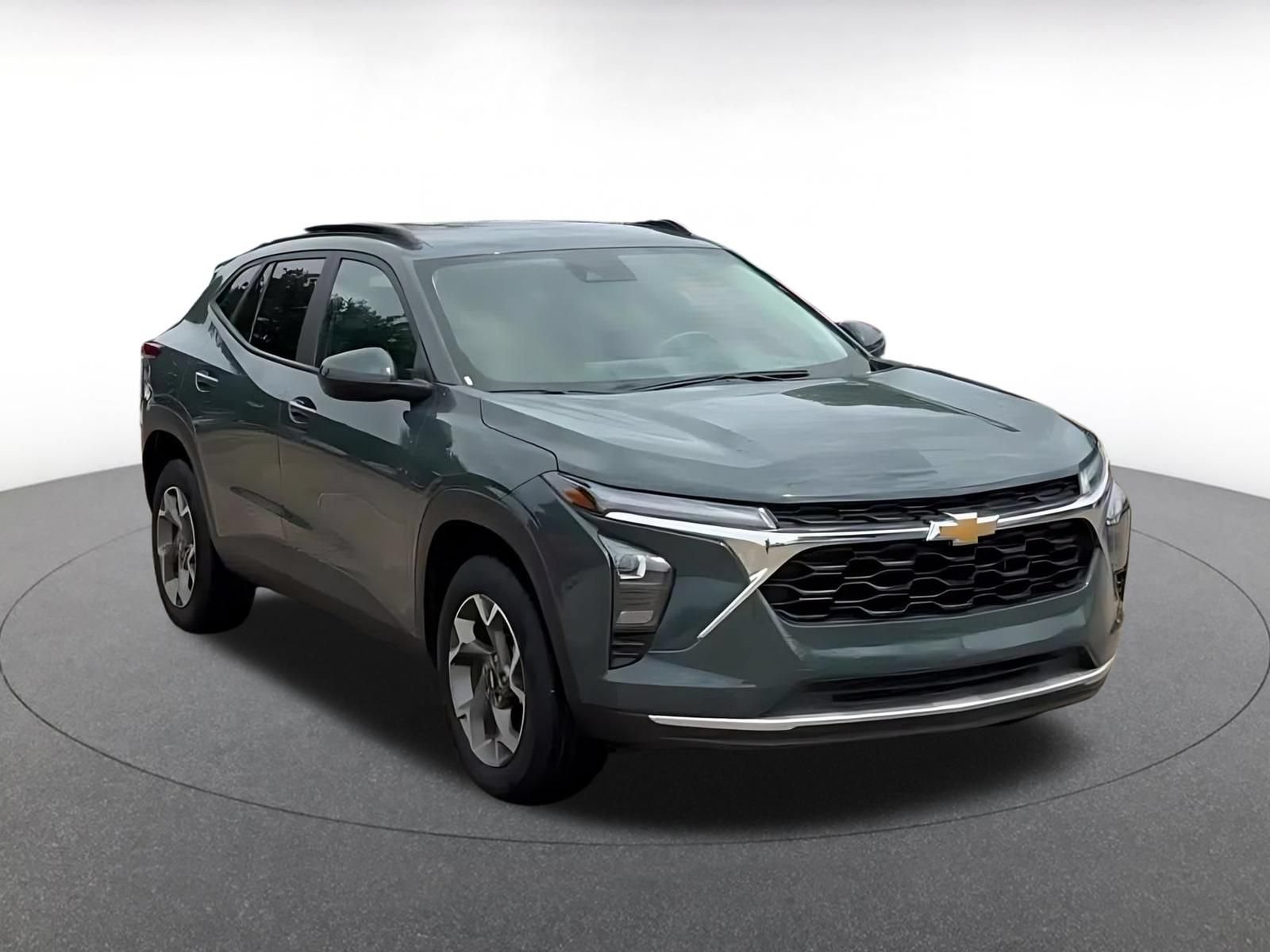 Used 2025 Chevrolet Trax LT FWD image 3