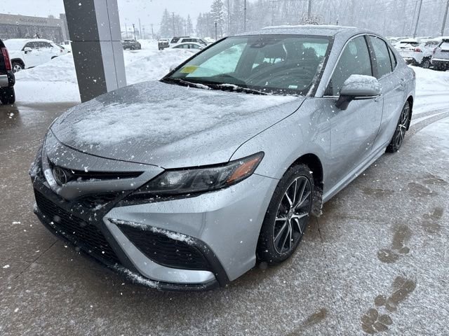 Used 2024 Toyota Camry SE image 3