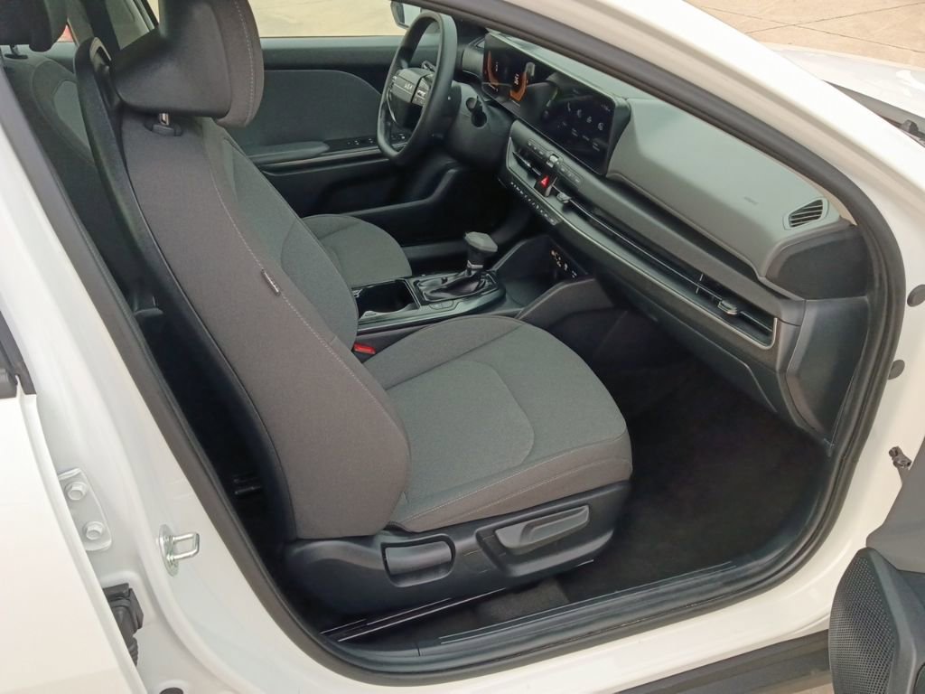 Used 2025 Kia K4 LXS image 8