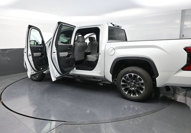 Used 2025 Toyota Tundra Limited AWD/4WD image 34