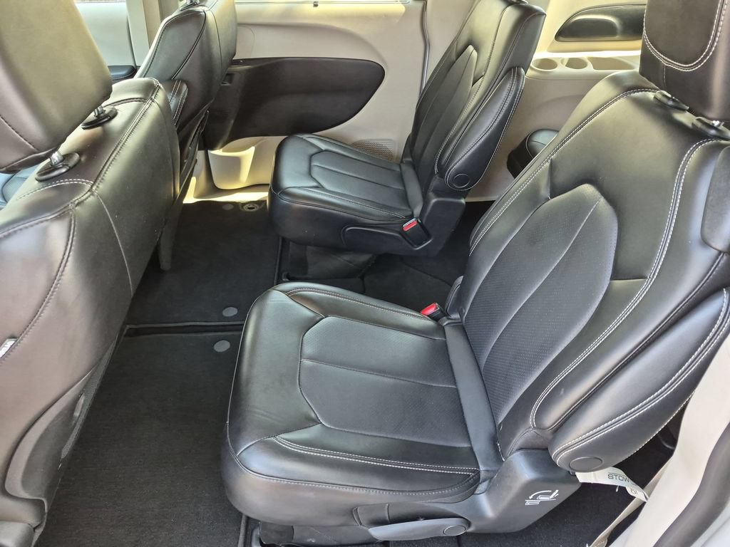 Used 2023 Chrysler Pacifica Touring-L FWD image 33