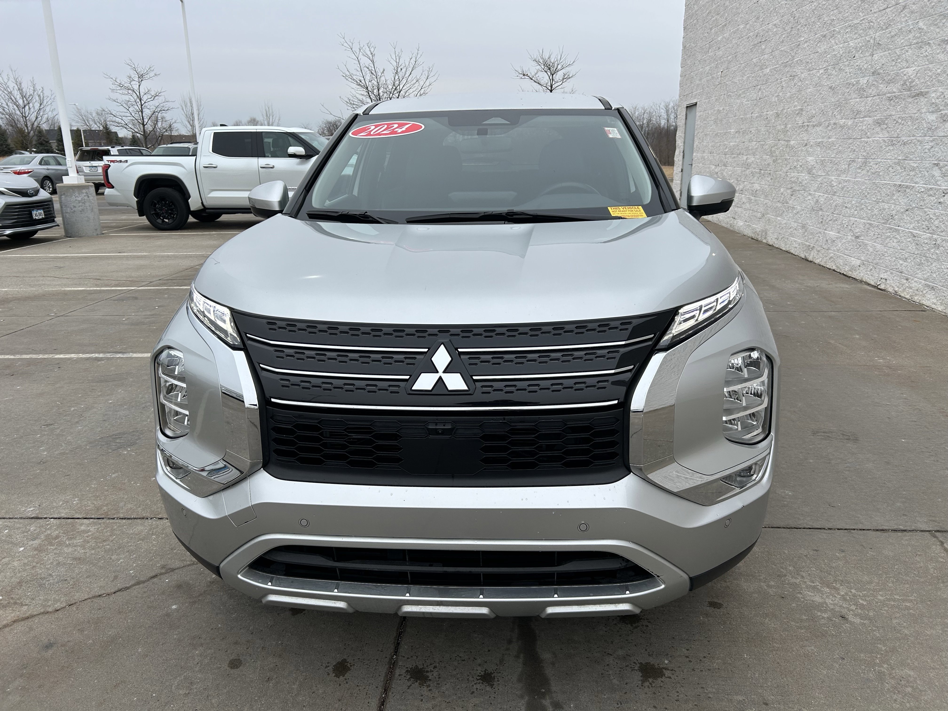 Used 2024 Mitsubishi Outlander SE image 2