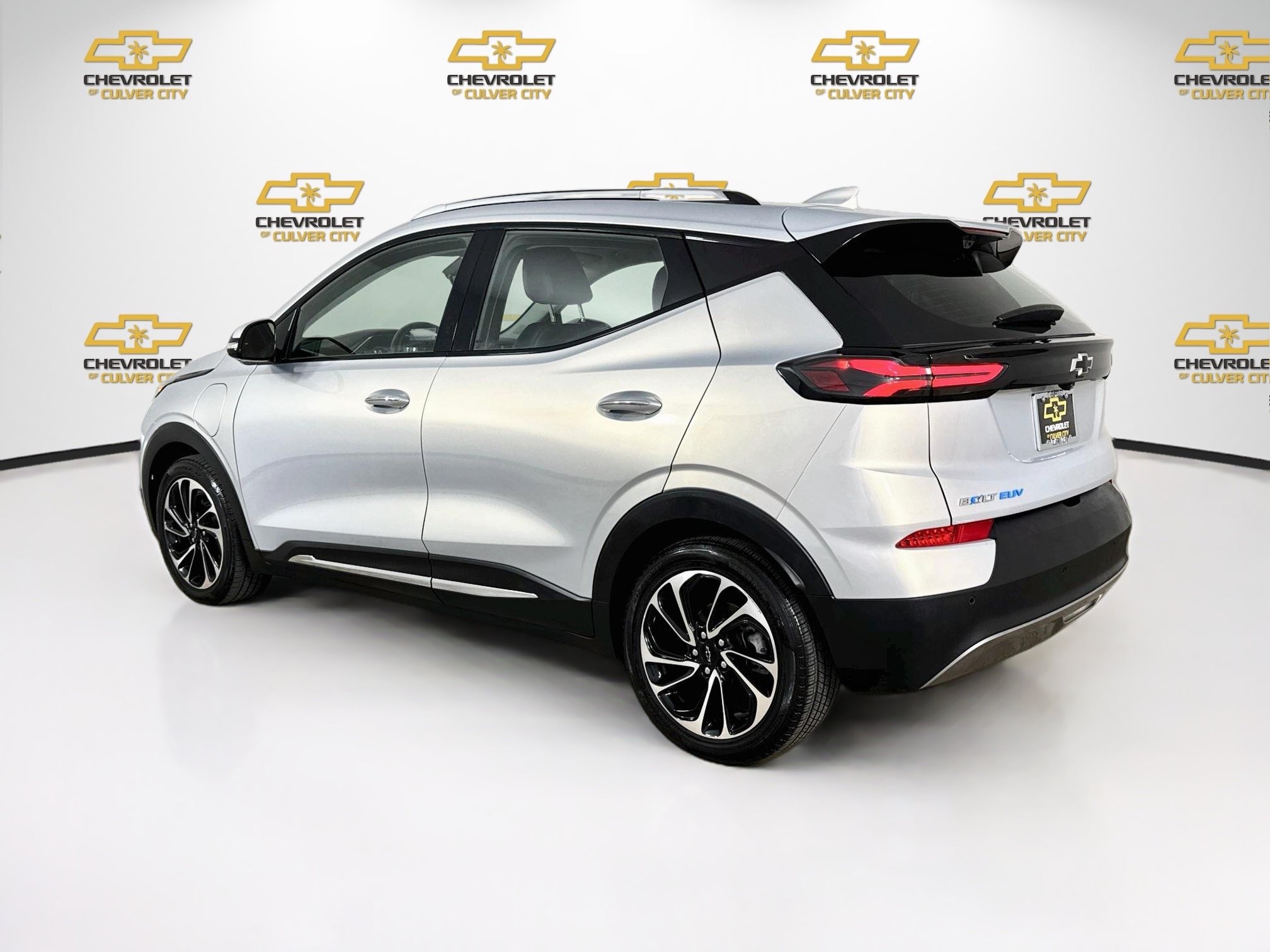 Used 2022 Chevrolet Bolt EUV Premier w/ Sun & Sound Package FWD image 6