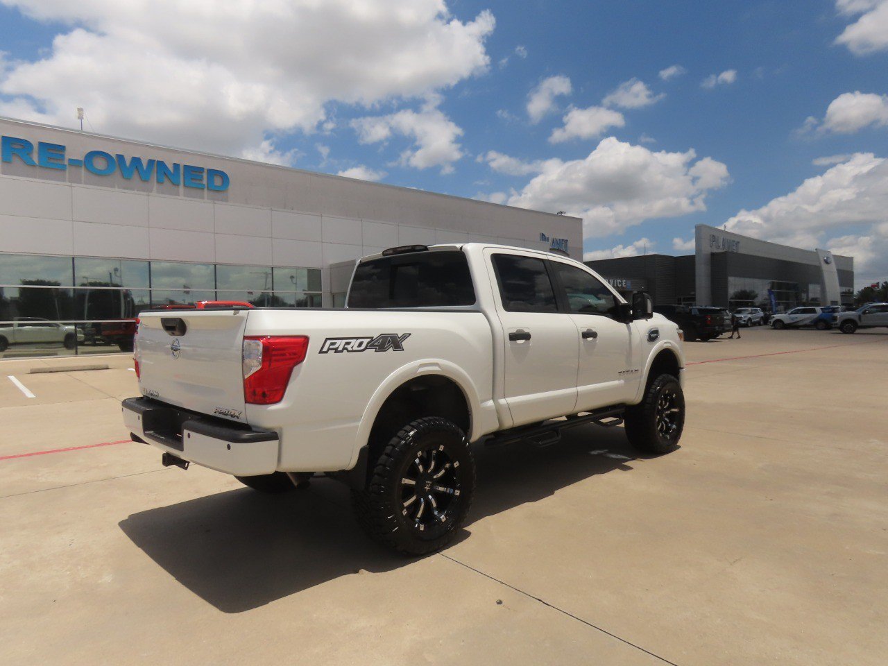 Used 2017 Nissan Titan PRO-4X w/ Pro-4x Convenience Package AWD/4WD image 11