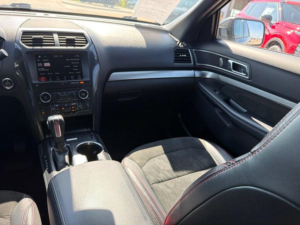Used 2018 Ford Explorer XLT w/ Equipment Group 202A AWD/4WD image 21