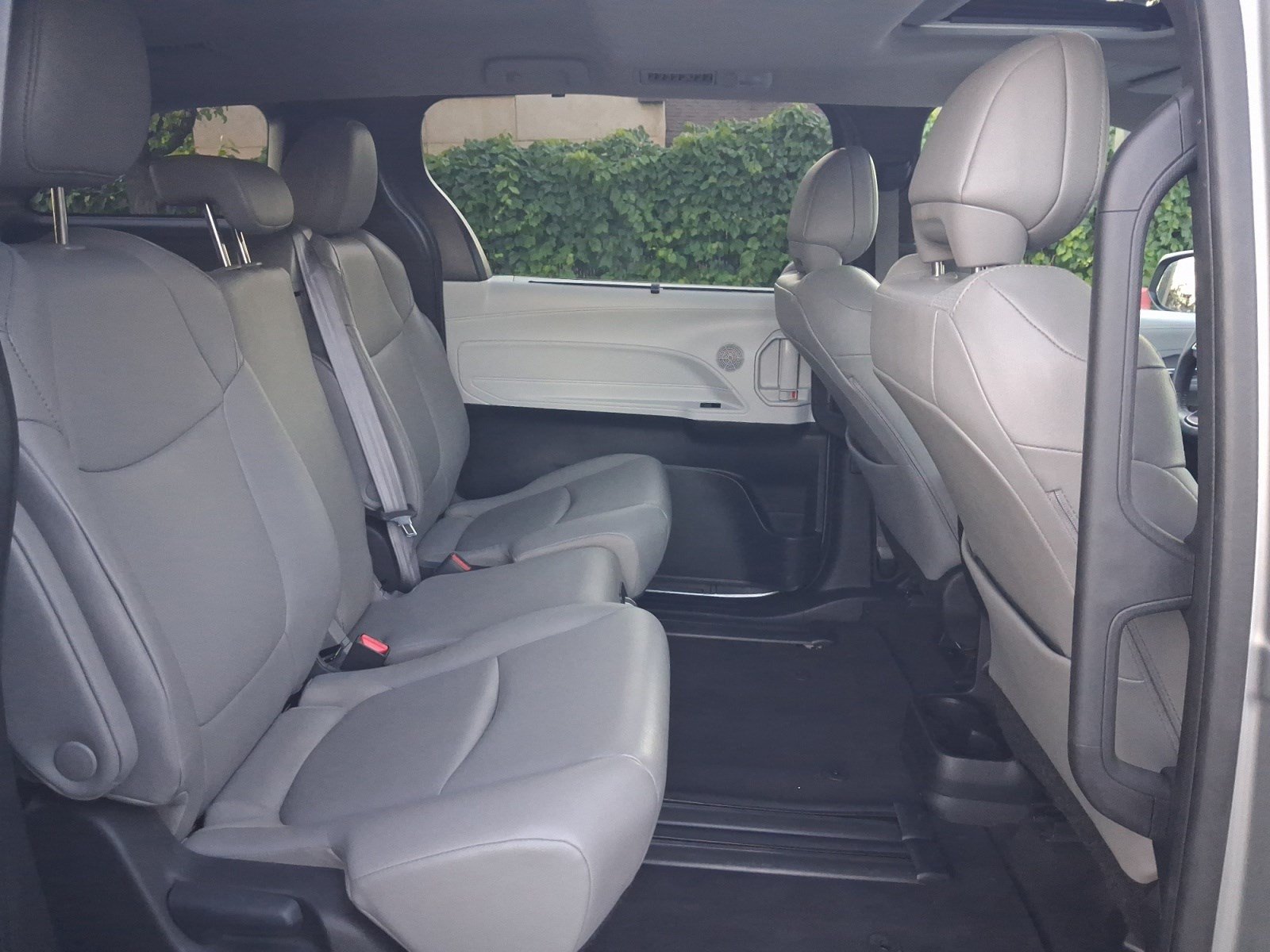 Used 2025 Toyota Sienna XLE FWD image 27