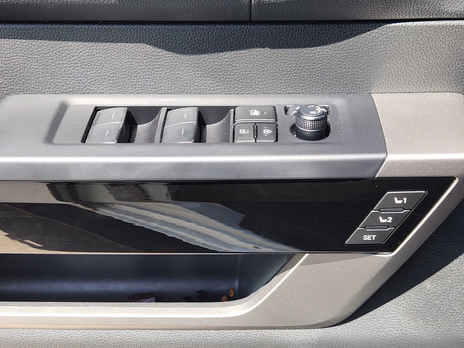 Used 2024 Toyota Tundra Limited w/ Power Package AWD/4WD image 29