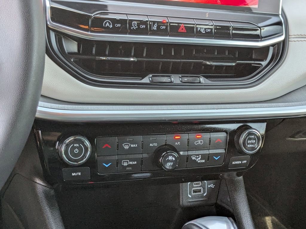 Used 2025 Jeep Compass Limited image 22