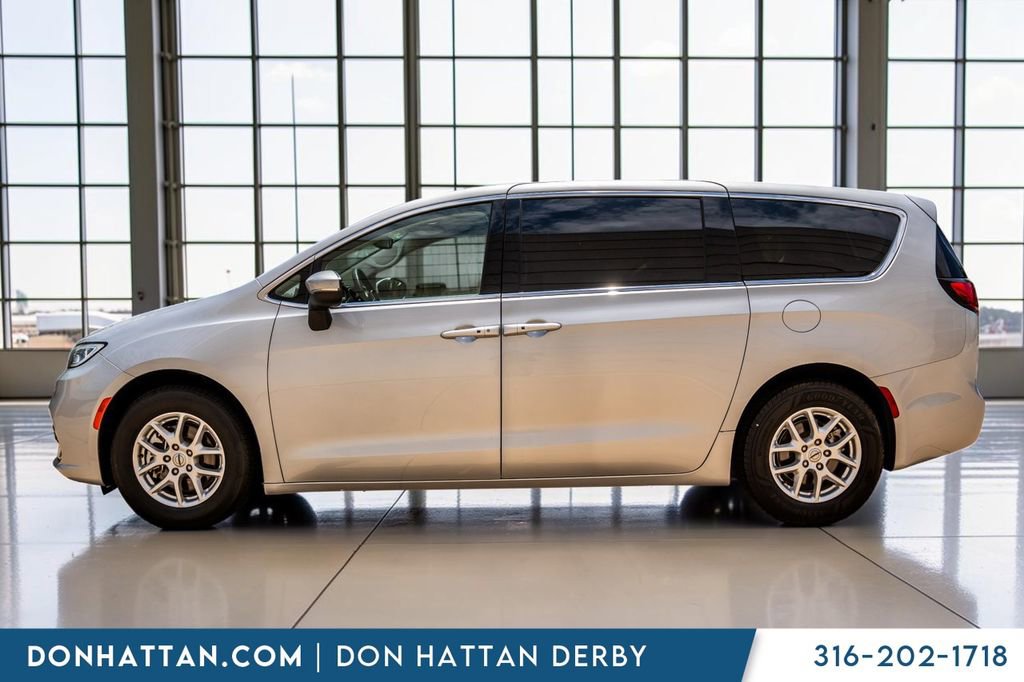 Used 2023 Chrysler Pacifica Touring-L FWD image 2
