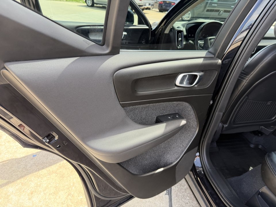Used 2023 Volvo XC40 B5 Plus AWD/4WD image 14
