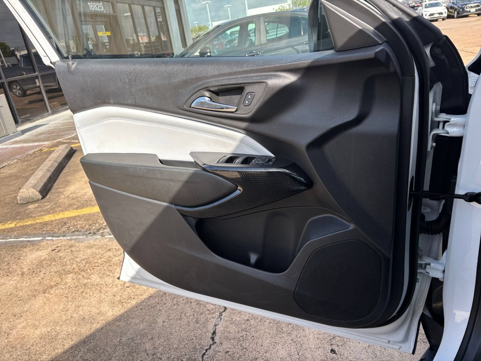 Used 2025 Chevrolet Trax LT FWD image 18