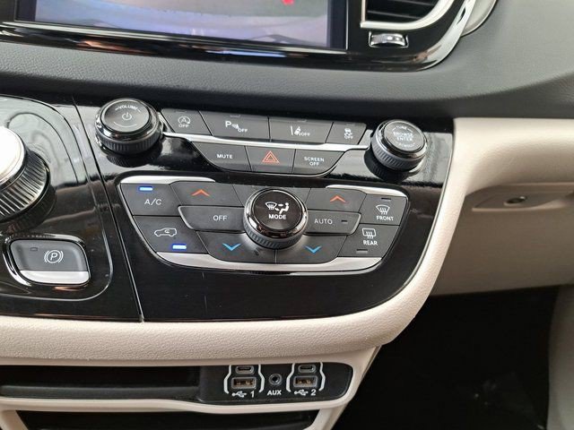 Used 2024 Chrysler Pacifica Touring-L FWD image 14