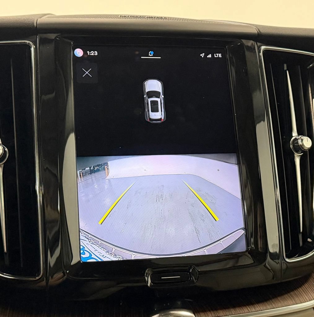 Used 2022 Volvo XC60 B5 Momentum w/ Climate Package AWD/4WD image 18