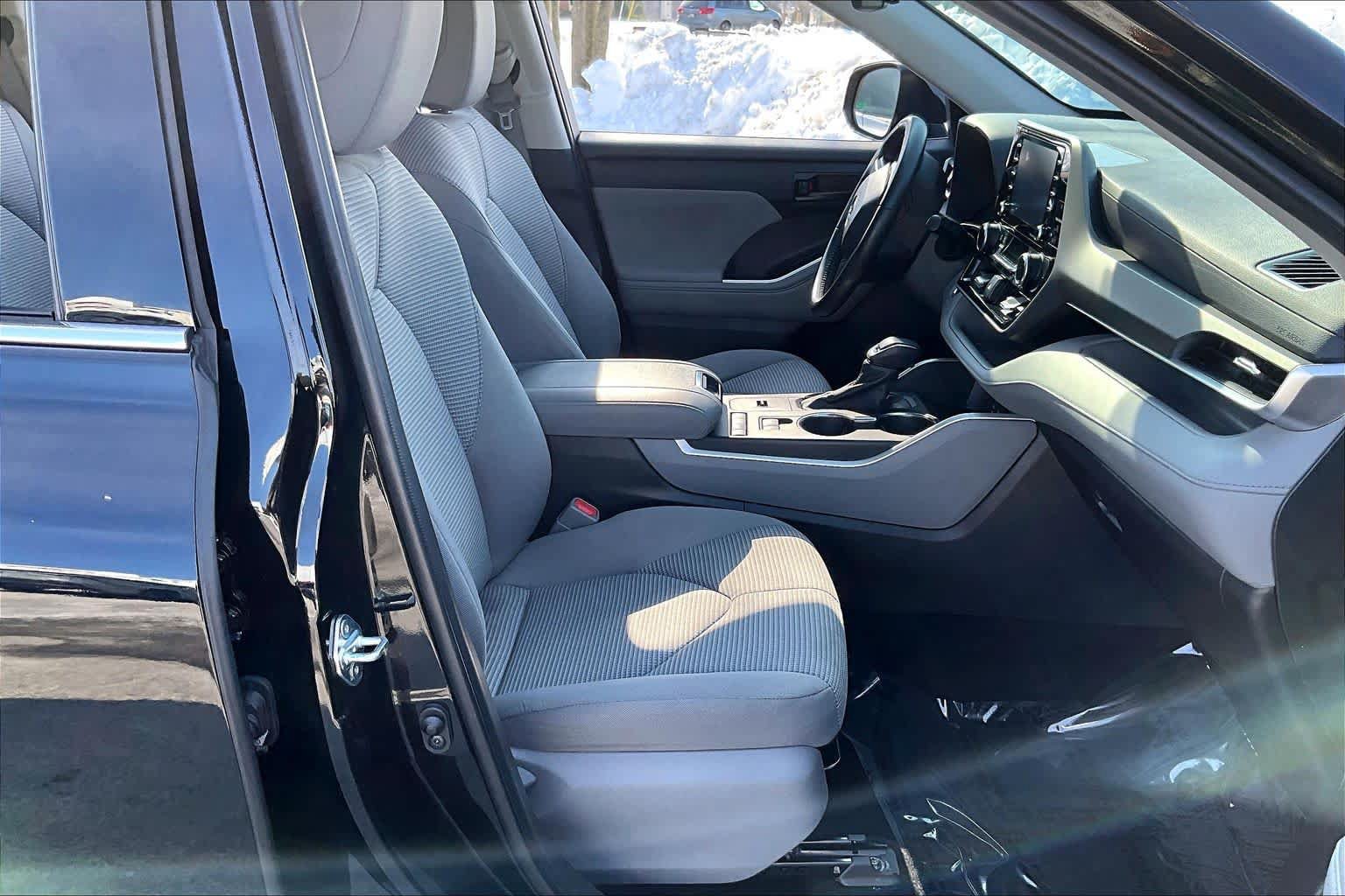 Used 2022 Toyota Highlander LE FWD image 9