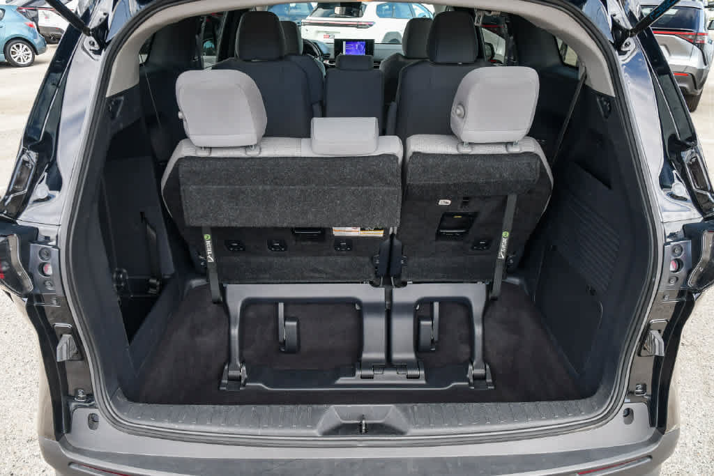 Used 2025 Toyota Sienna LE FWD image 32