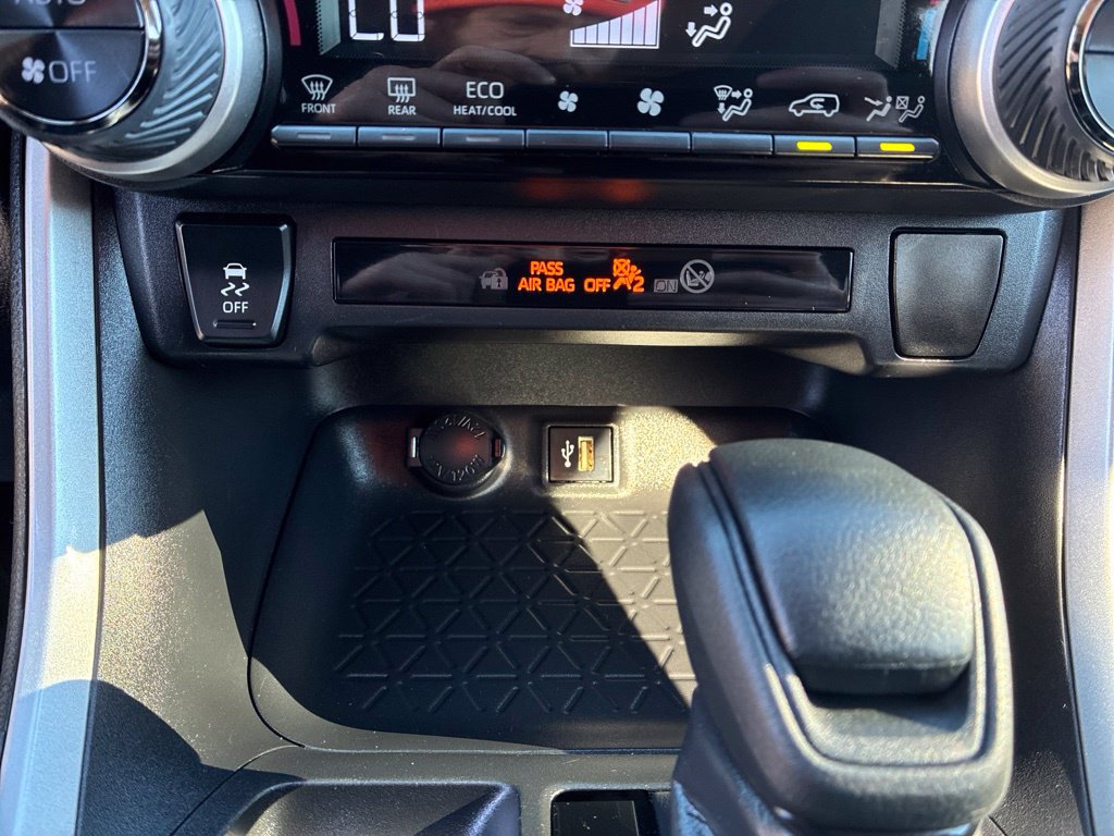 Used 2024 Toyota RAV4 LE AWD/4WD image 28