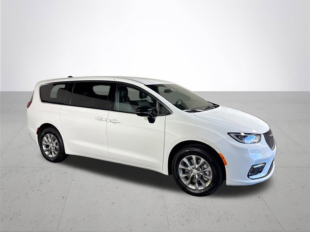New 2026 Chrysler Pacifica Select AWD/4WD image 4