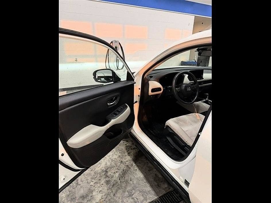 Used 2023 Honda HR-V LX image 9