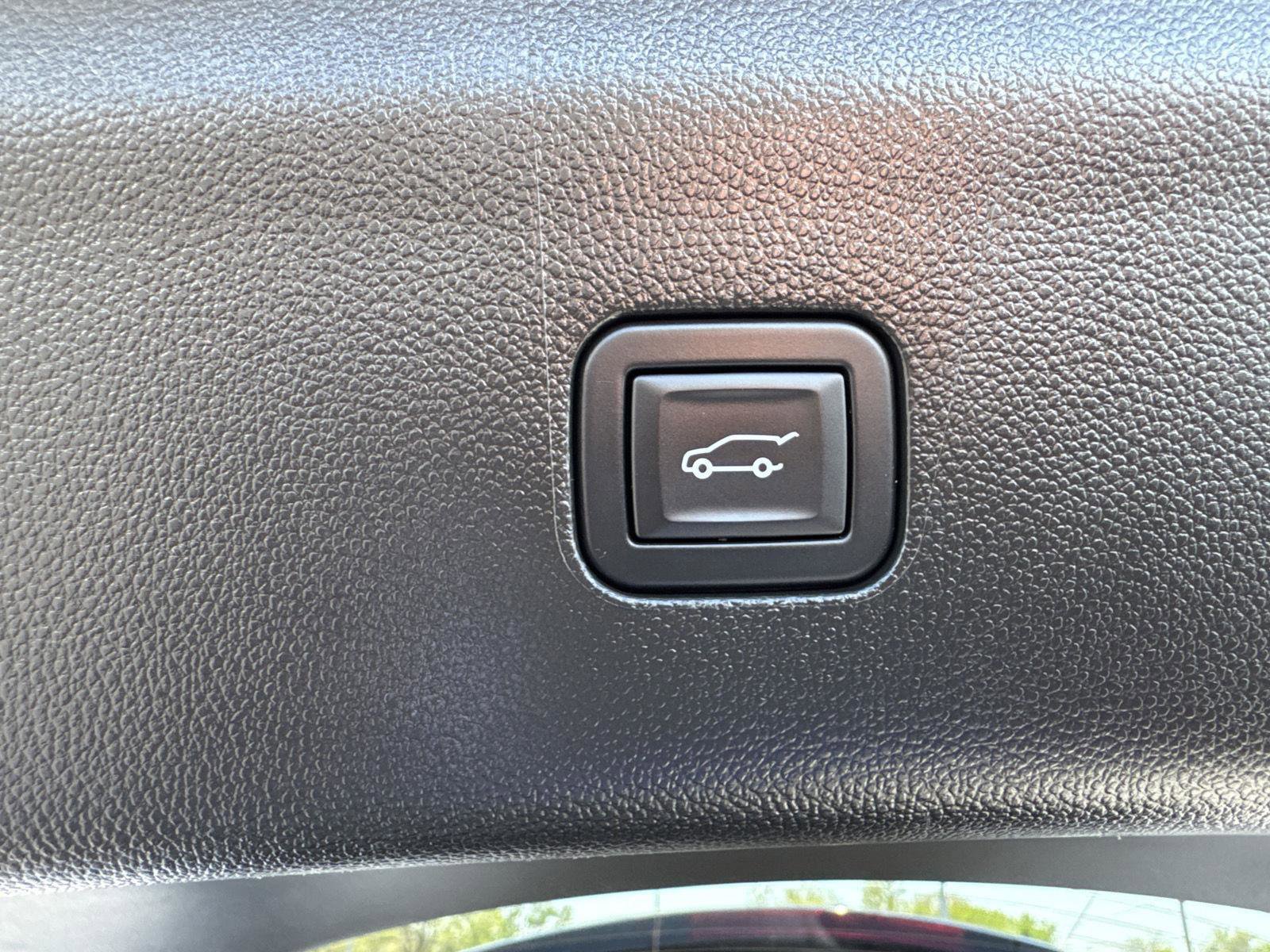 Used 2023 Buick Enclave Essence AWD/4WD image 15