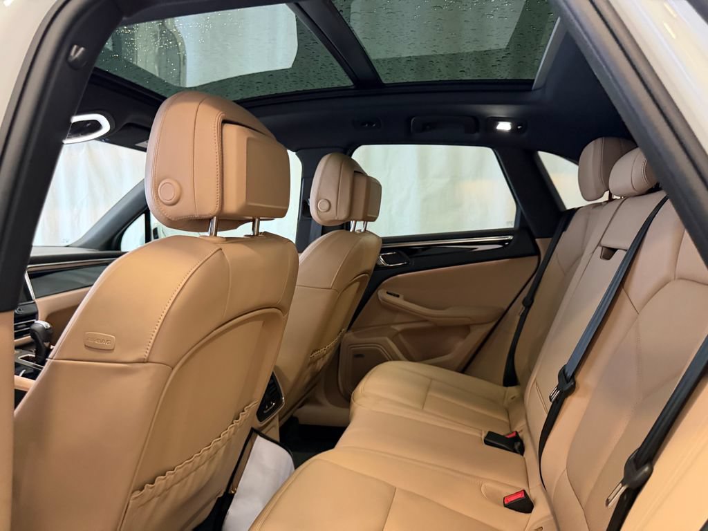 Certified 2025 Porsche Macan AWD/4WD image 24