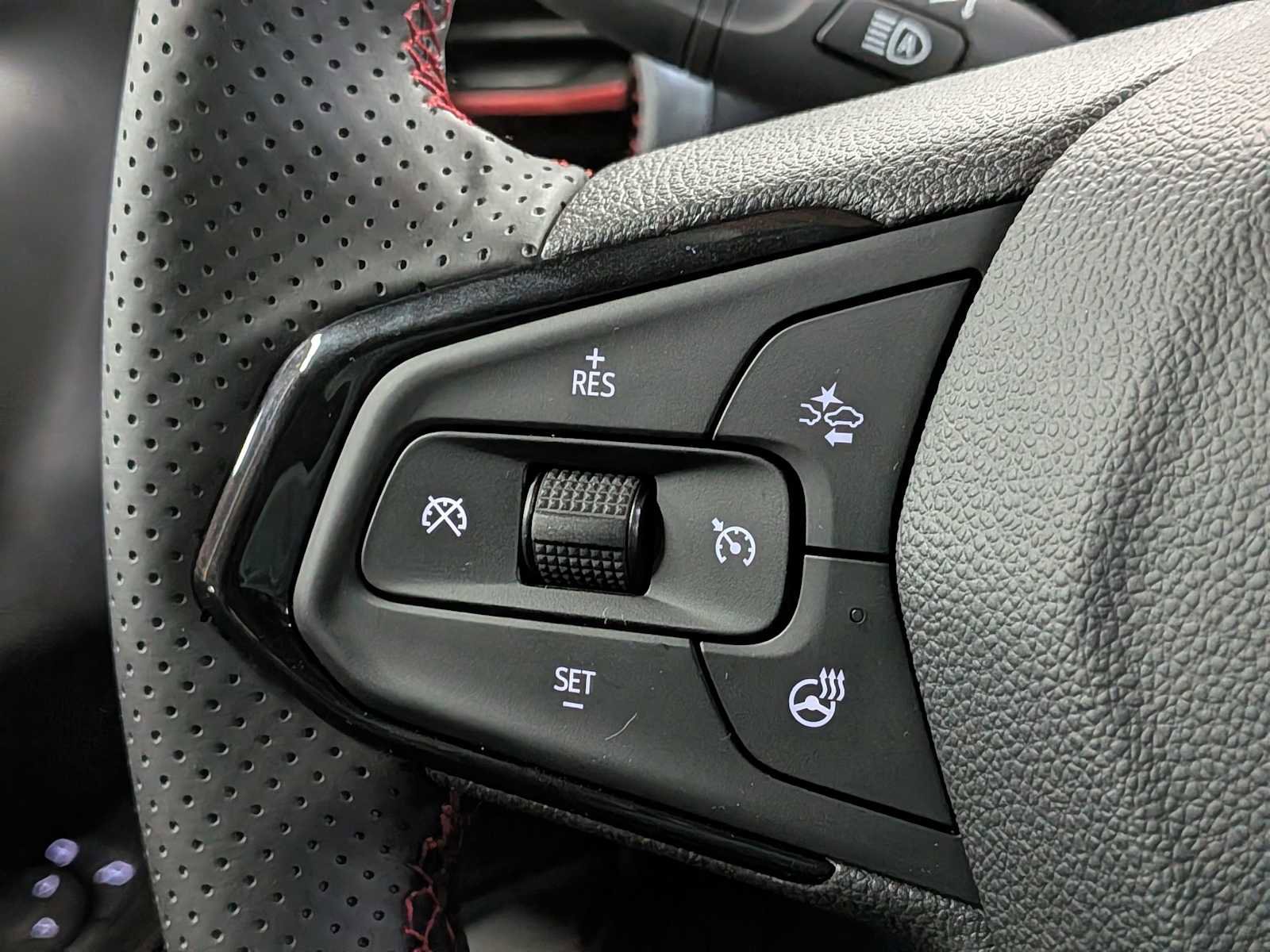 New 2025 Chevrolet Trax RS w/ Sunroof Package image 24