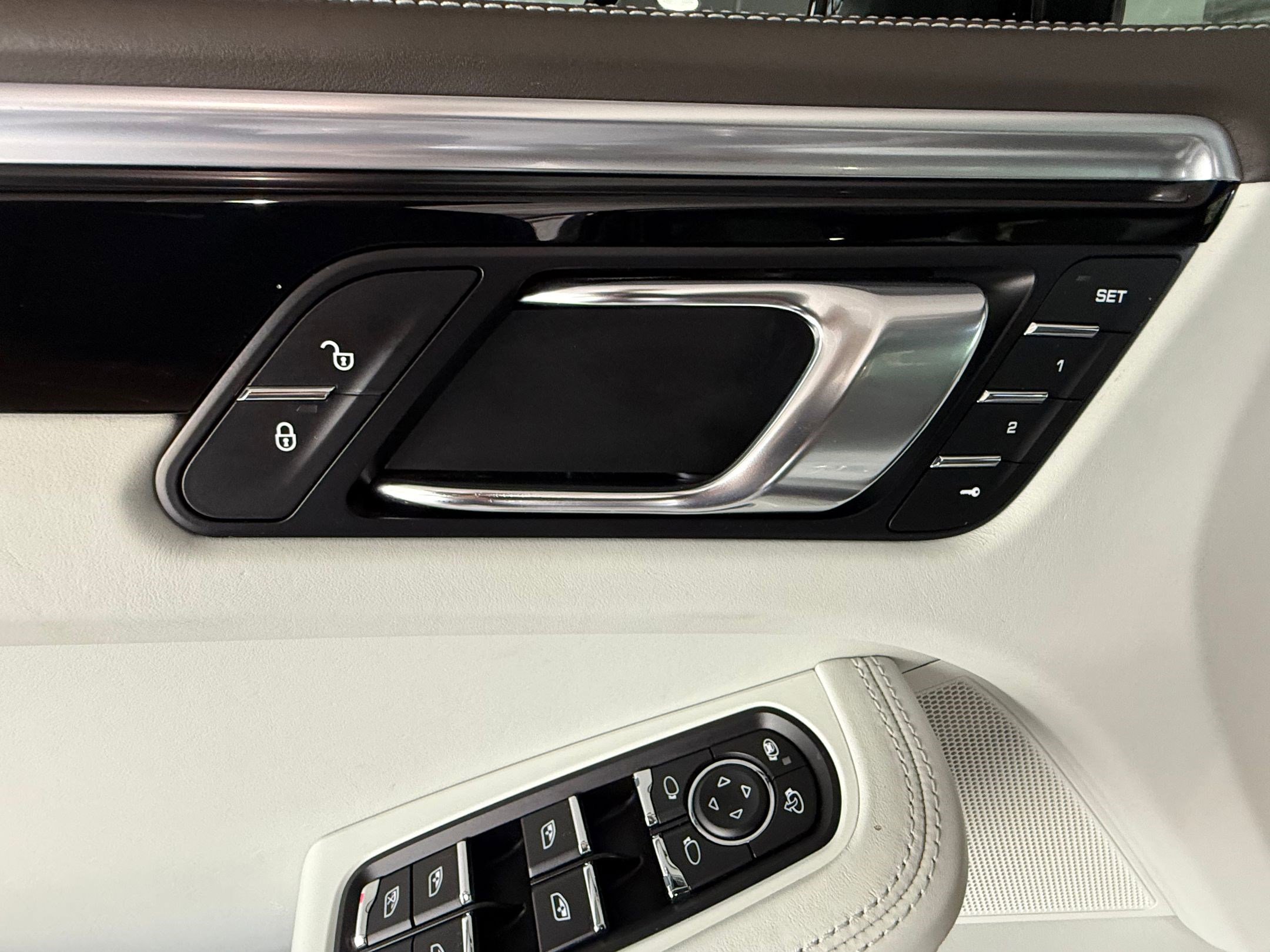Used 2018 Porsche Macan Turbo AWD/4WD image 12