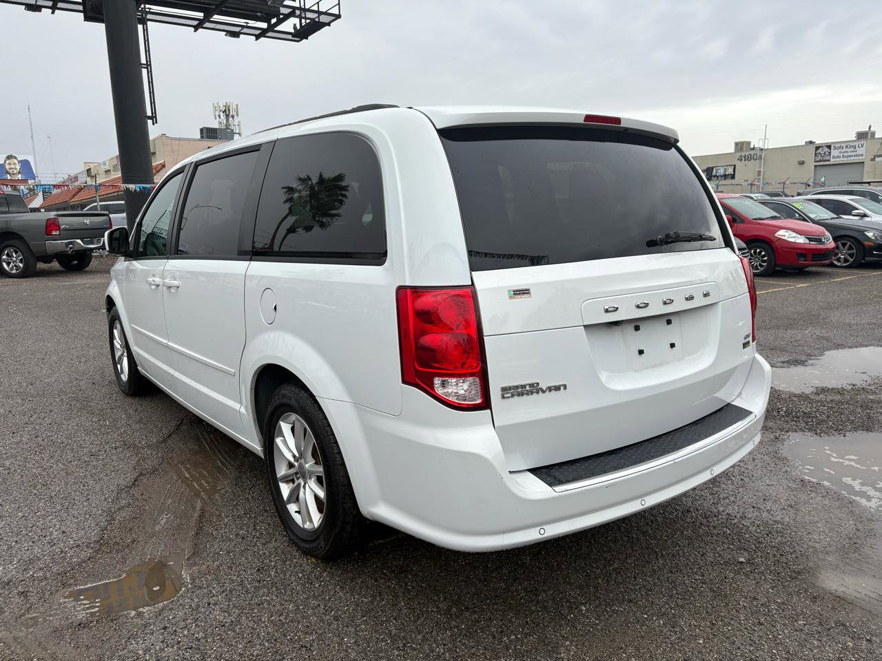 Used 2016 Dodge Grand Caravan SXT w/ Rear Park Assist Package FWD image 4