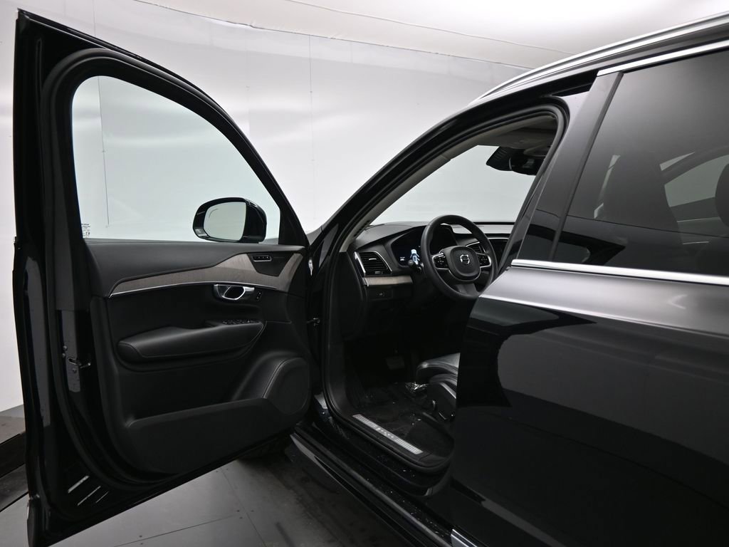 Used 2023 Volvo XC90 B6 Ultimate w/ Protection Package Premier image 7