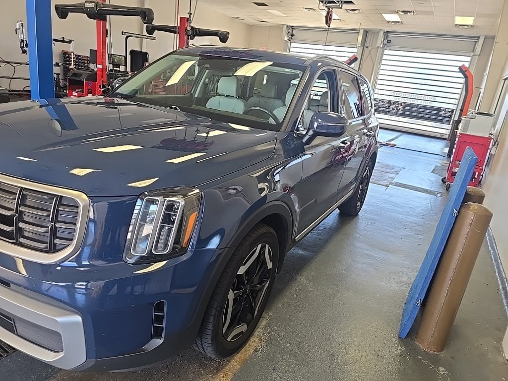 Used 2023 Kia Telluride S w/ S Sunroof Package FWD image 2