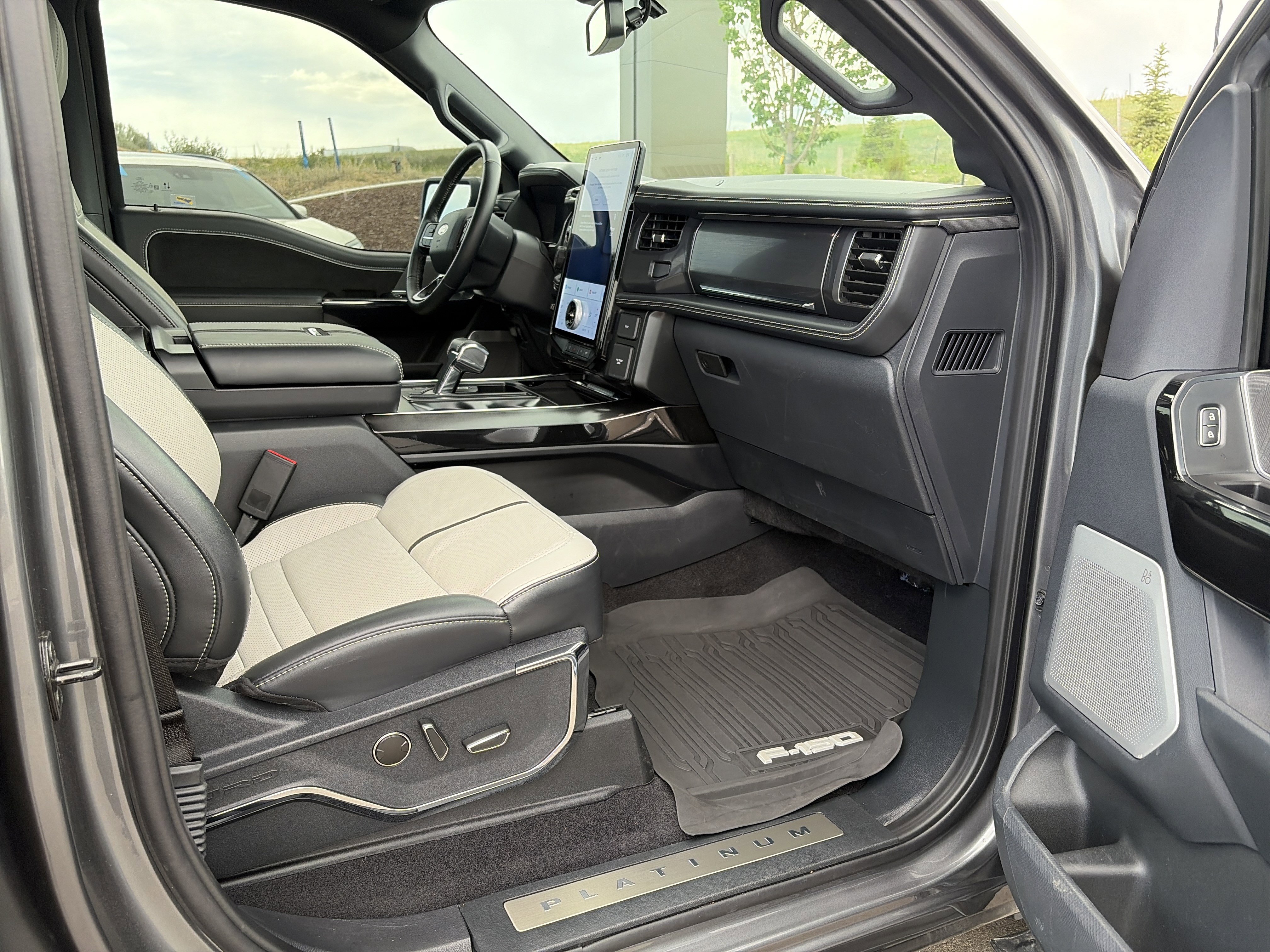 Used 2023 Ford F150 Lightning Platinum AWD/4WD image 33