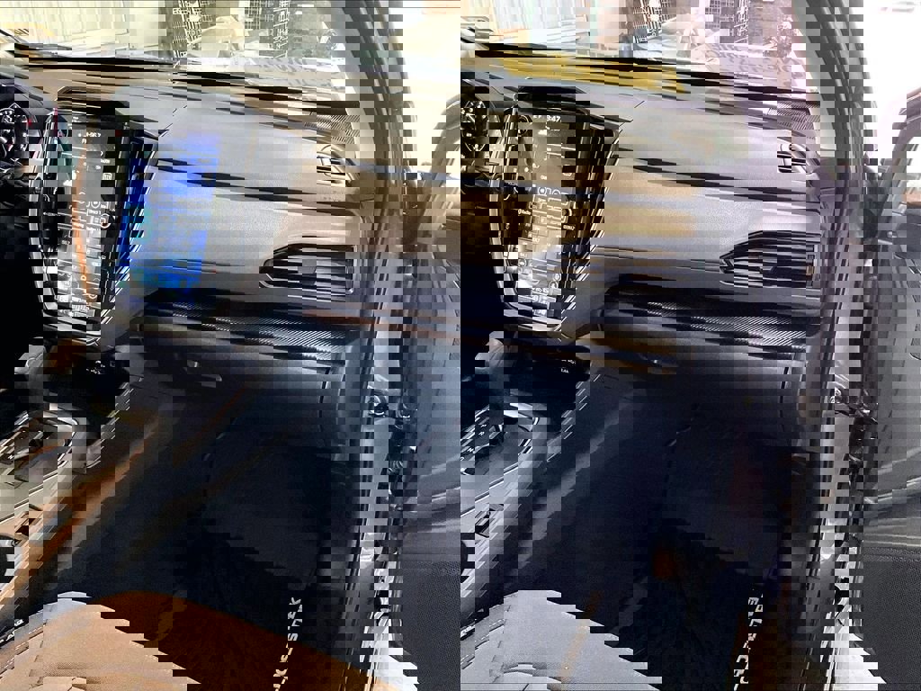 Used 2025 Subaru Crosstrek 2.0i Premium image 13