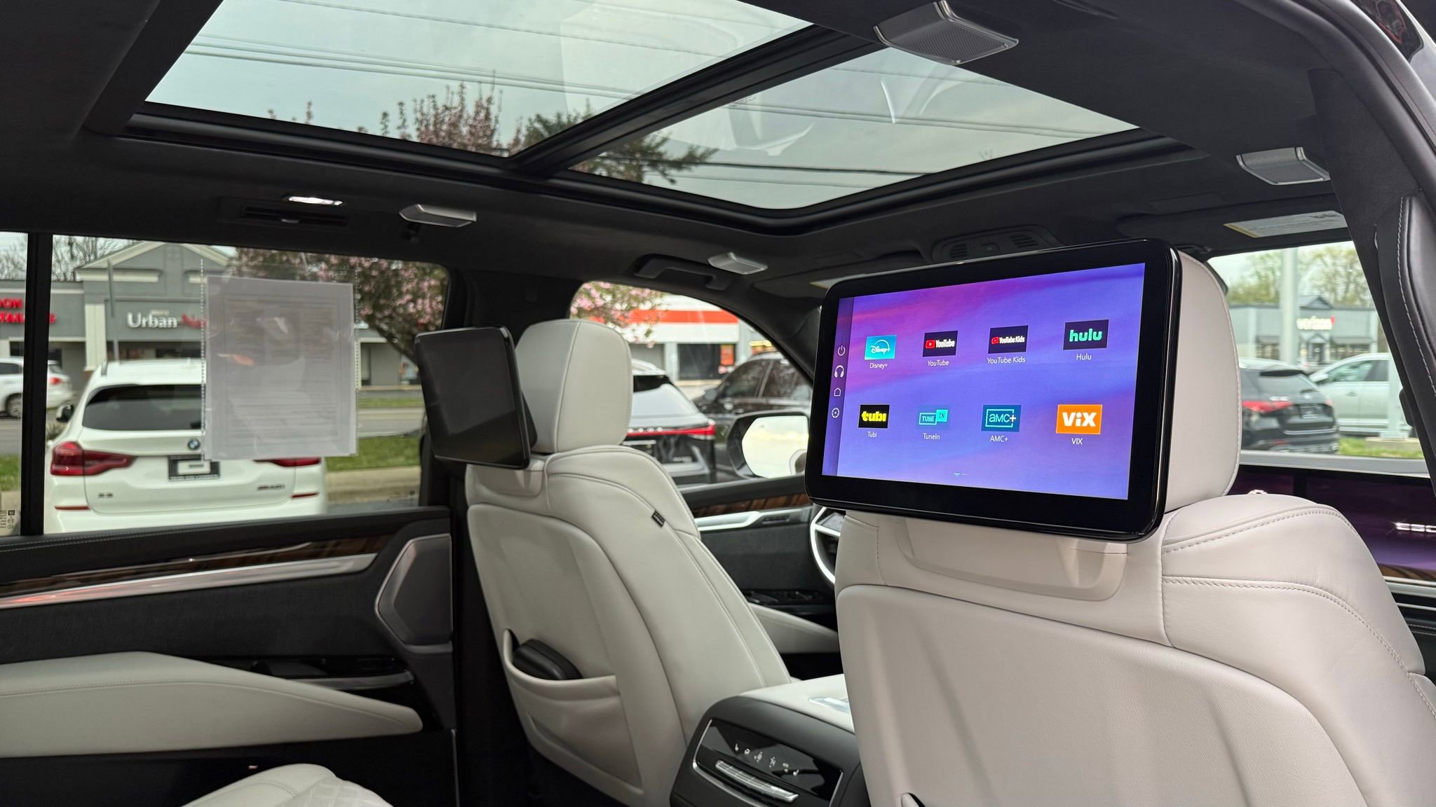 Used 2026 Cadillac Escalade Platinum Sport w/ LPO, ONYX Package AWD/4WD image 9