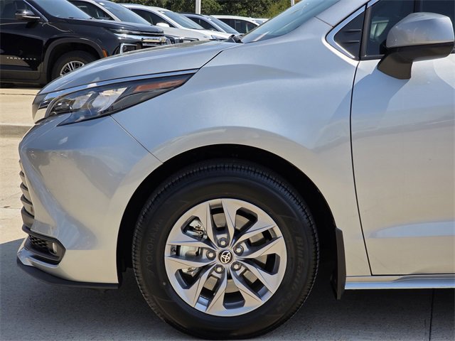 Used 2025 Toyota Sienna XLE image 5