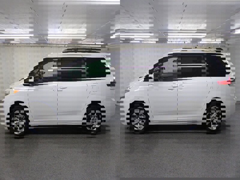 Used 2014 Toyota Sienna LE image 4