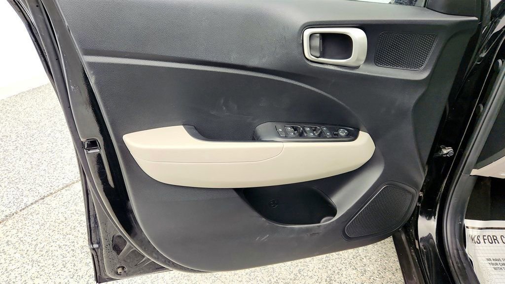 Used 2024 Hyundai Venue SEL image 11