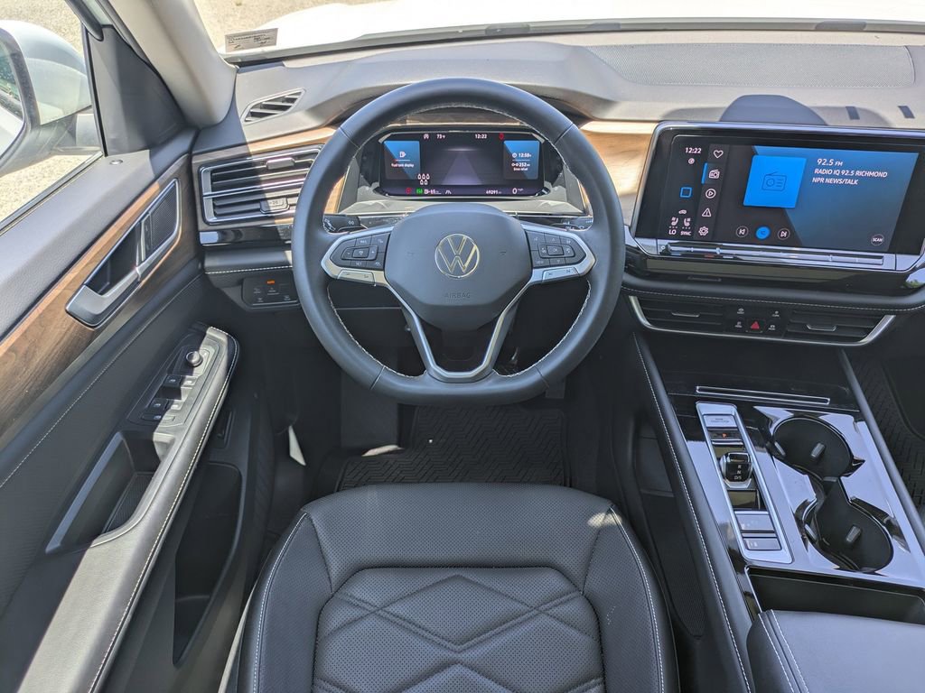 Used 2024 Volkswagen Atlas SE w/ Panoramic Sunroof Package AWD/4WD image 16