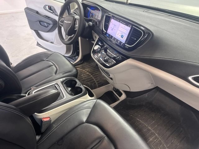 Used 2023 Chrysler Pacifica Touring-L FWD image 25