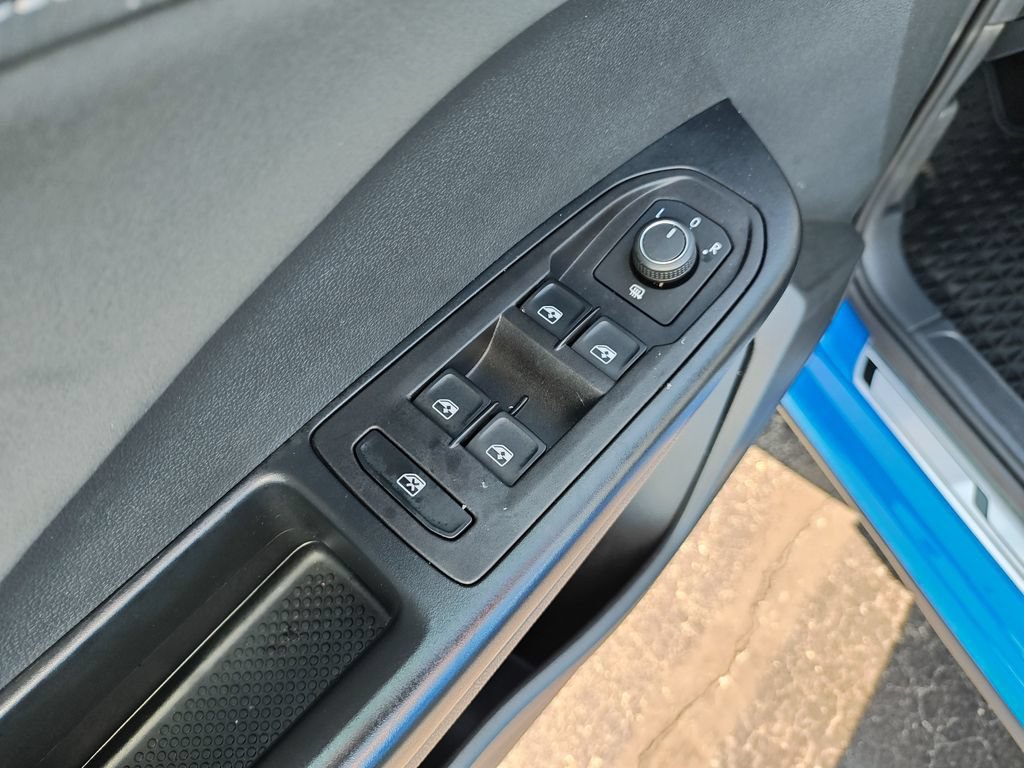 Used 2025 Volkswagen Taos SE FWD image 11