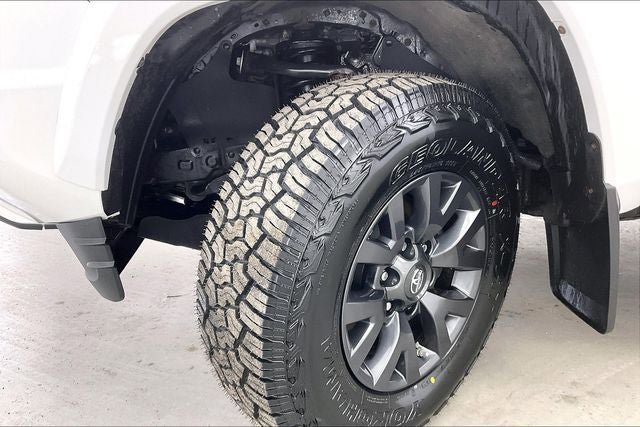 Used 2020 Toyota Tacoma SR5 AWD/4WD image 33