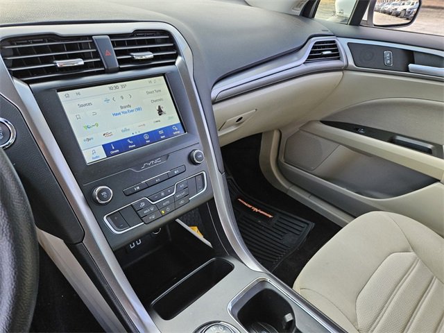Used 2020 Ford Fusion SE image 20