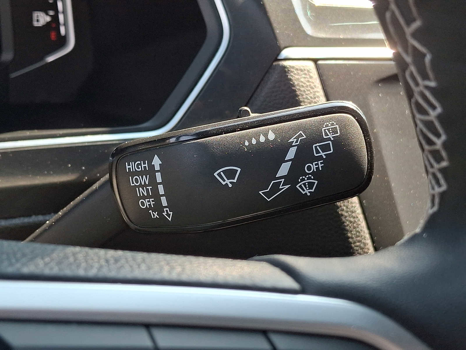 Certified 2023 Volkswagen Tiguan SEL R-Line image 20