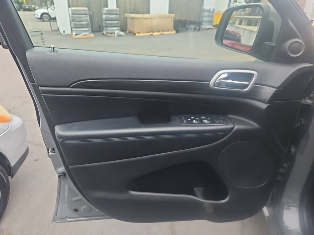 Used 2020 Jeep Grand Cherokee Altitude AWD/4WD image 12