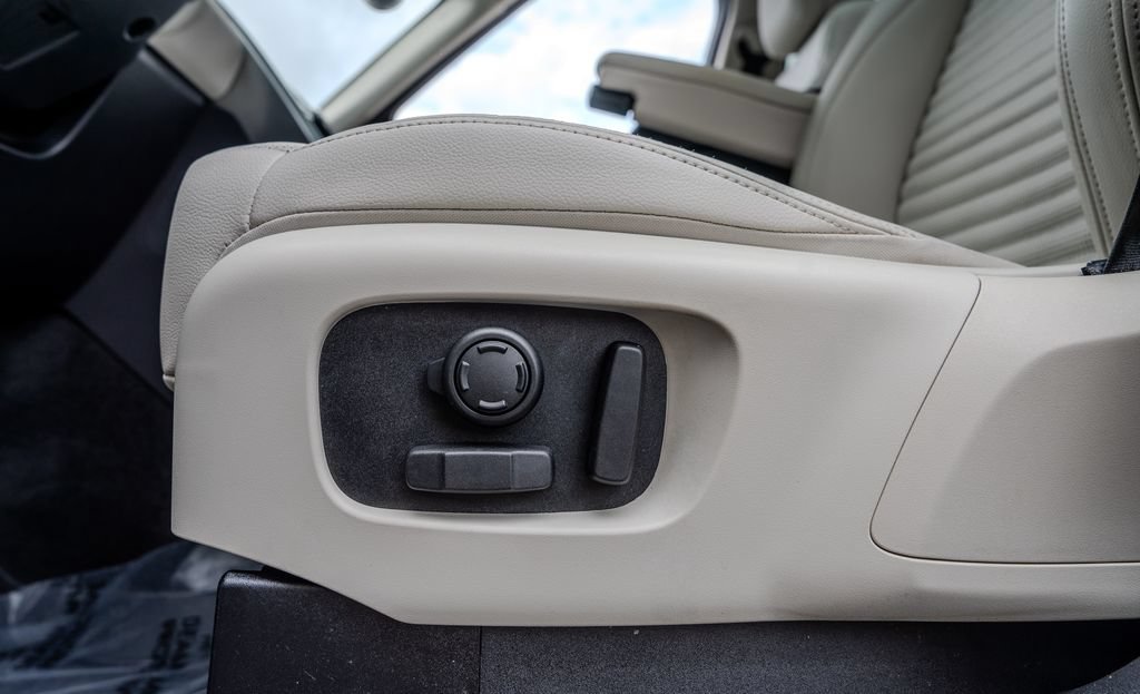 Used 2023 Land Rover Discovery S AWD/4WD image 17